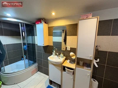 Banyo; fayans zemin, tadilatlı, doğal ışık