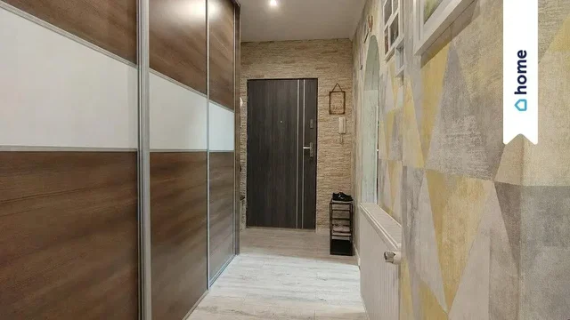Šatna; dřevěná podlaha, dlažba, po rekonstrukci, přirozené světlo