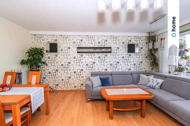 Dnevna soba; drveni pod, prirodno svjetlo, moderni stil
