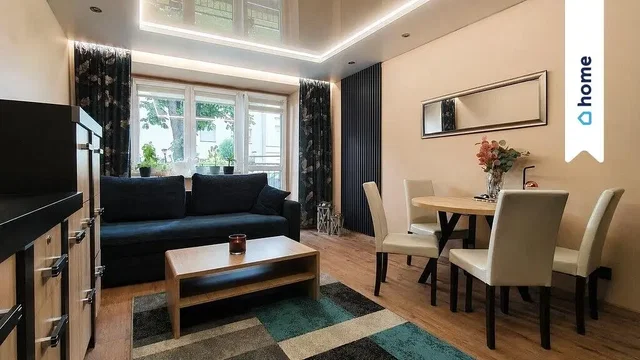 Obývací pokoj; přirozené světlo, dřevěná podlaha, moderní styl