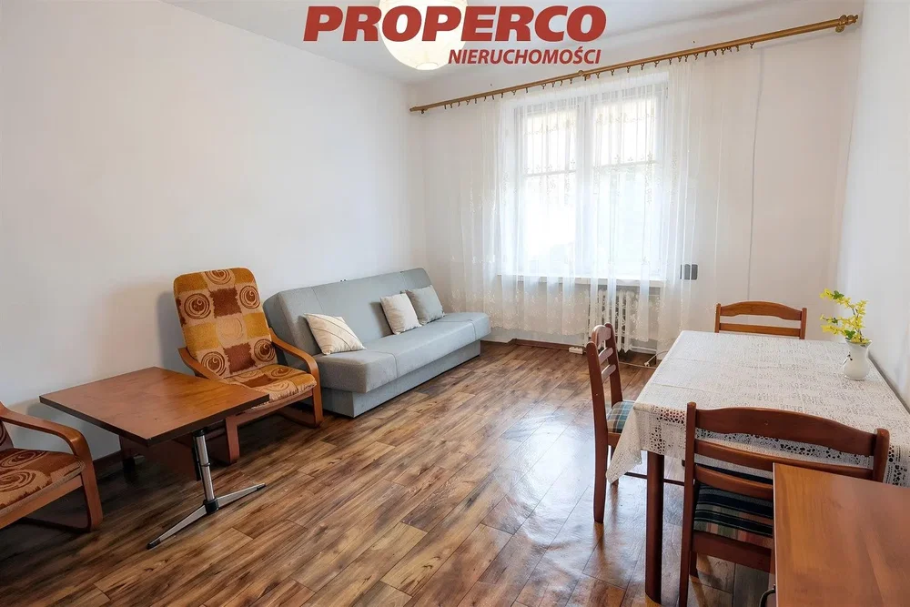 Obývací pokoj; dřevěná podlaha, přirozené světlo