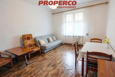Obývací pokoj; dřevěná podlaha, přirozené světlo