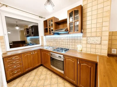 Kuhinja; kuhinjski aparati, pločice, potrebna renovacija