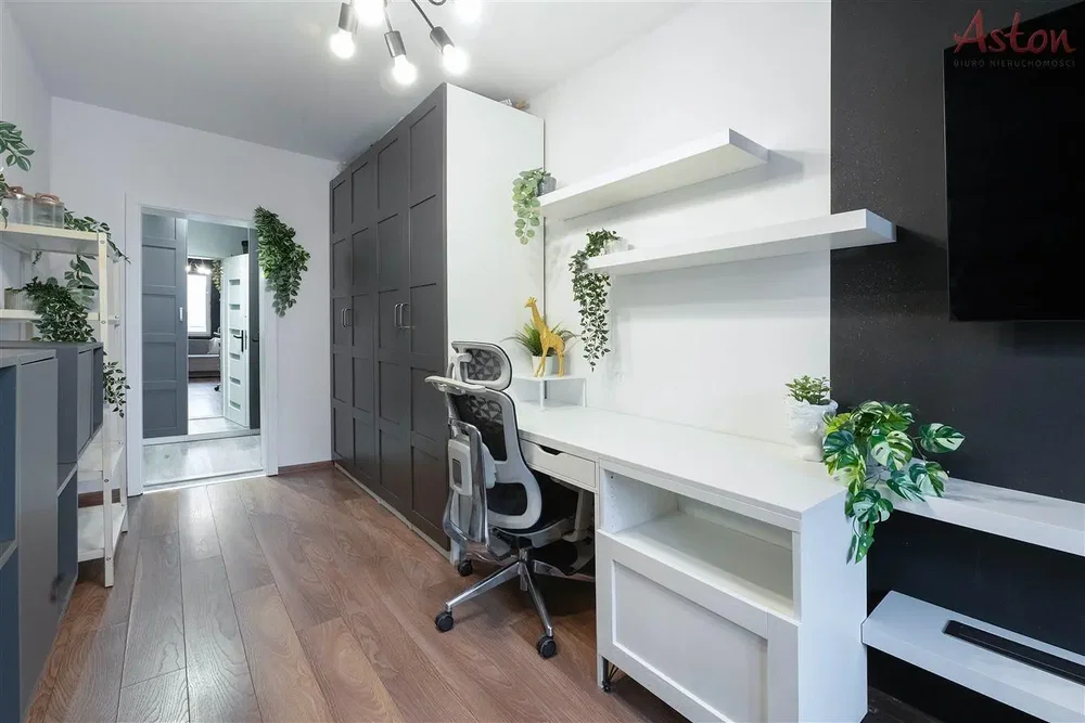 Dětský pokoj; dřevěná podlaha, přirozené světlo, moderní styl