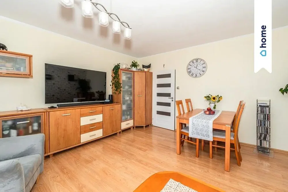 Obývací pokoj; dřevěná podlaha, přirozené světlo, moderní styl