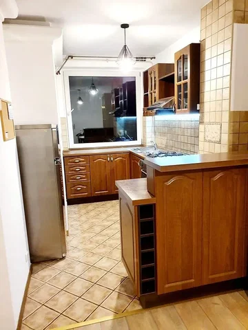 Cocina; suelo de baldosas, electrodomésticos, luz natural