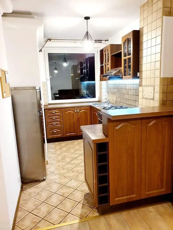 Kuhinja; pločice, kuhinjski aparati, prirodno svjetlo