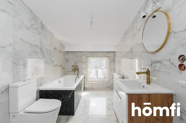 Bagno; ristrutturato, luce naturale, pavimento in piastrelle, travi in legno