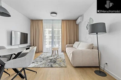 Obývací pokoj; dřevěná podlaha, přirozené světlo, moderní styl