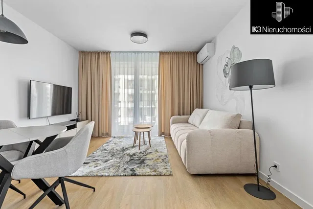 Obývací pokoj; dřevěná podlaha, přirozené světlo, moderní styl