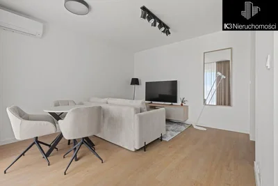 Obývací pokoj; dřevěná podlaha, přirozené světlo, moderní styl