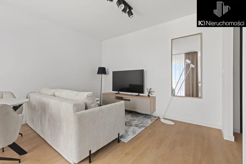 Obývací pokoj; dřevěná podlaha, přirozené světlo, moderní styl