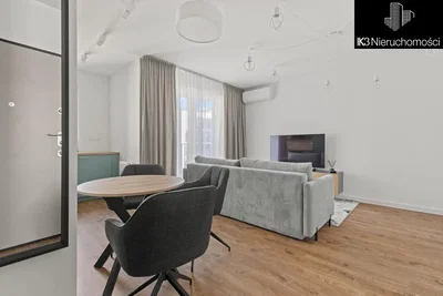 Obývací pokoj; dřevěná podlaha, přirozené světlo, moderní styl