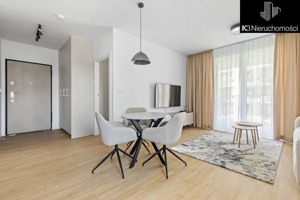 Obývací pokoj; přirozené světlo, dřevěná podlaha, moderní styl