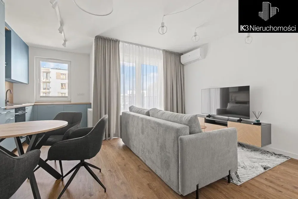 Obývací pokoj; dřevěná podlaha, přirozené světlo, moderní styl