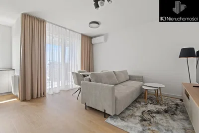 Obývací pokoj; přirozené světlo, dlažba