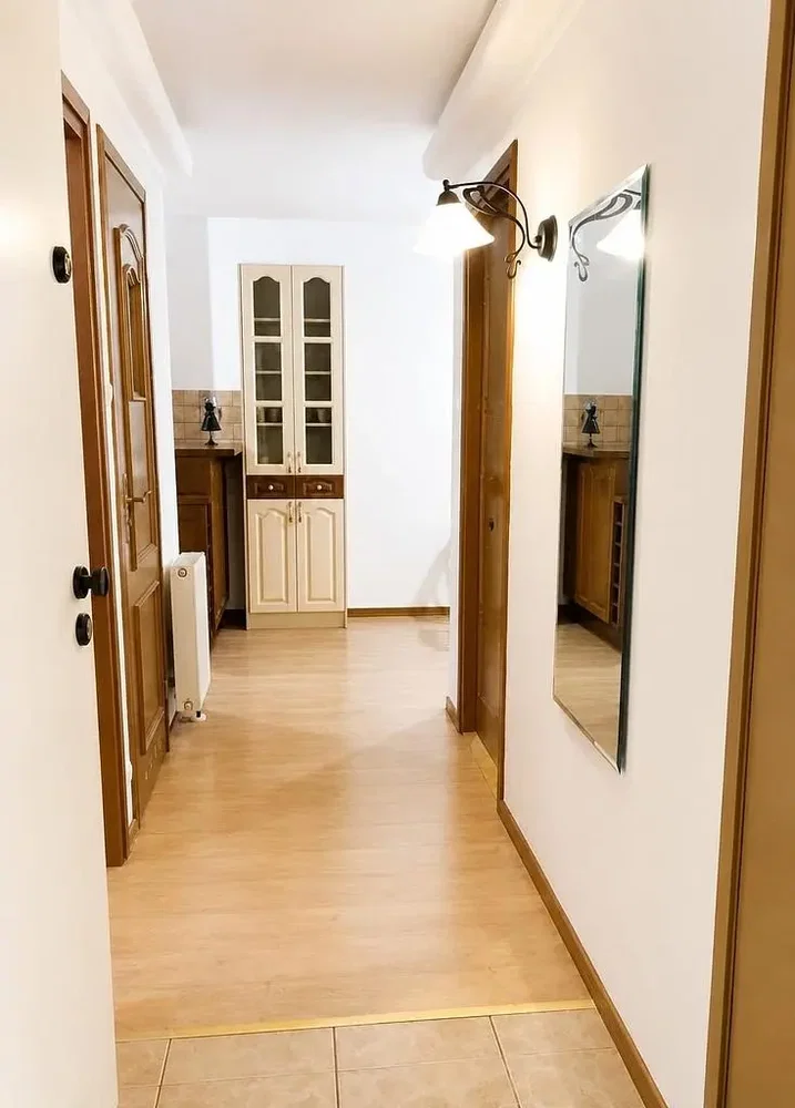 Šatna; dřevěná podlaha, dlažba, přirozené světlo