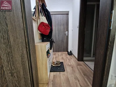 Гардероба; дрвени под, природно светло