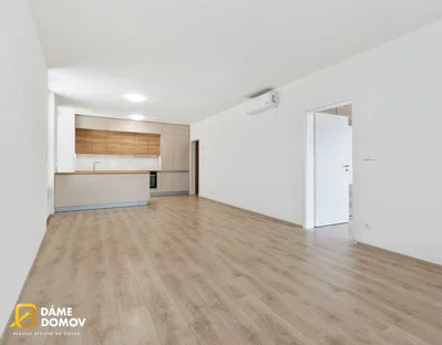 Wohnzimmer; küchengeräte, holzboden, tageslicht