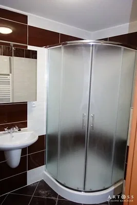 Łazienka; podłoga z płytek, wyremontowany