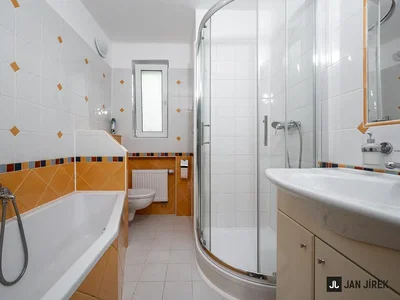 Badezimmer; fliesenboden, tageslicht