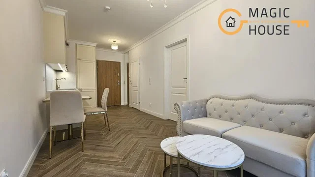 Obývací pokoj; moderní styl, dřevěná podlaha, přirozené světlo