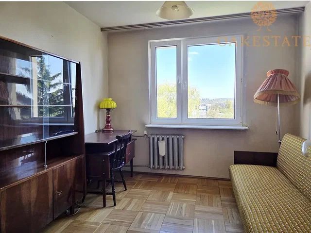 Obývací pokoj; přirozené světlo, dřevěná podlaha, rustikální styl