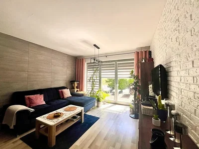Sala de estar; luz natural, chão de madeira