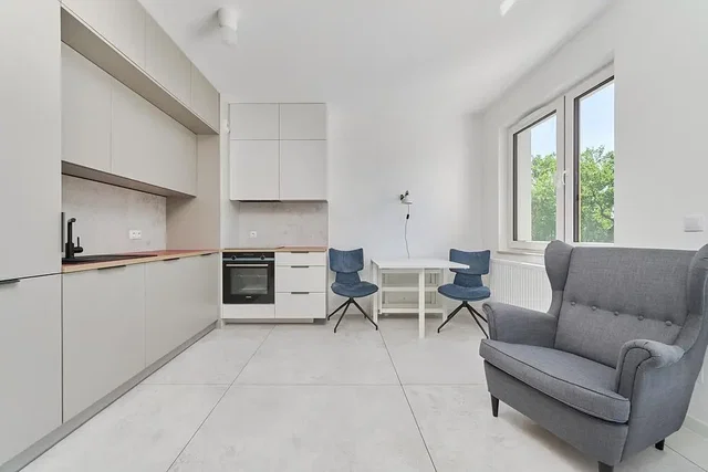 Küche; küchengeräte, fliesenboden, tageslicht, moderner stil