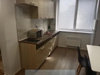 Кухиња; кухињски апарати, дрвени под, природно светло