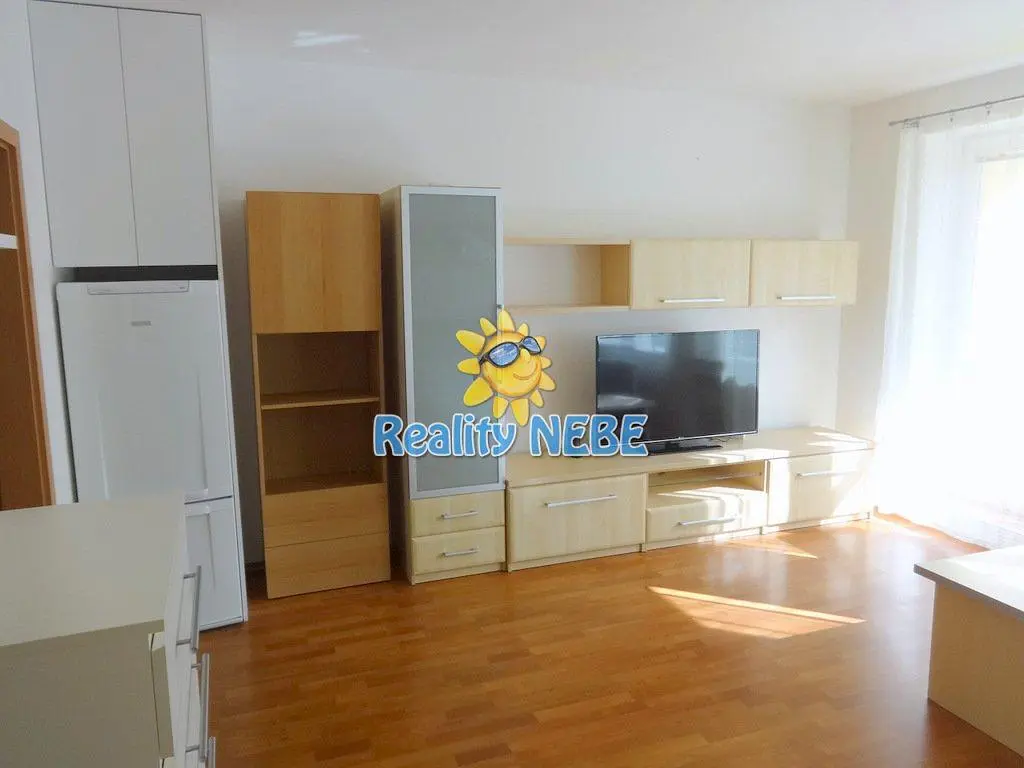Wohnzimmer; küchengeräte, holzboden, tageslicht