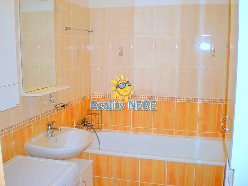 Badezimmer; fliesenboden, renoviert, tageslicht