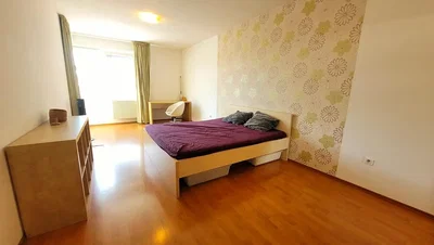 Schlafzimmer; holzboden, tageslicht
