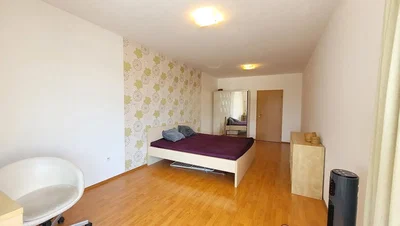Schlafzimmer; holzboden, tageslicht