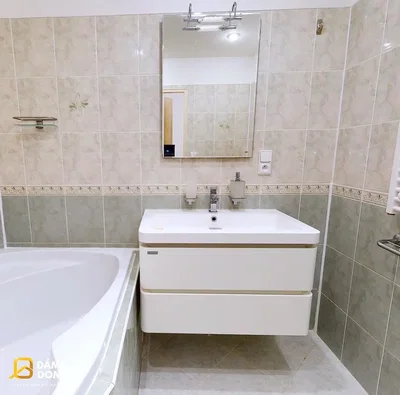 Banyo; fayans zemin, doğal ışık