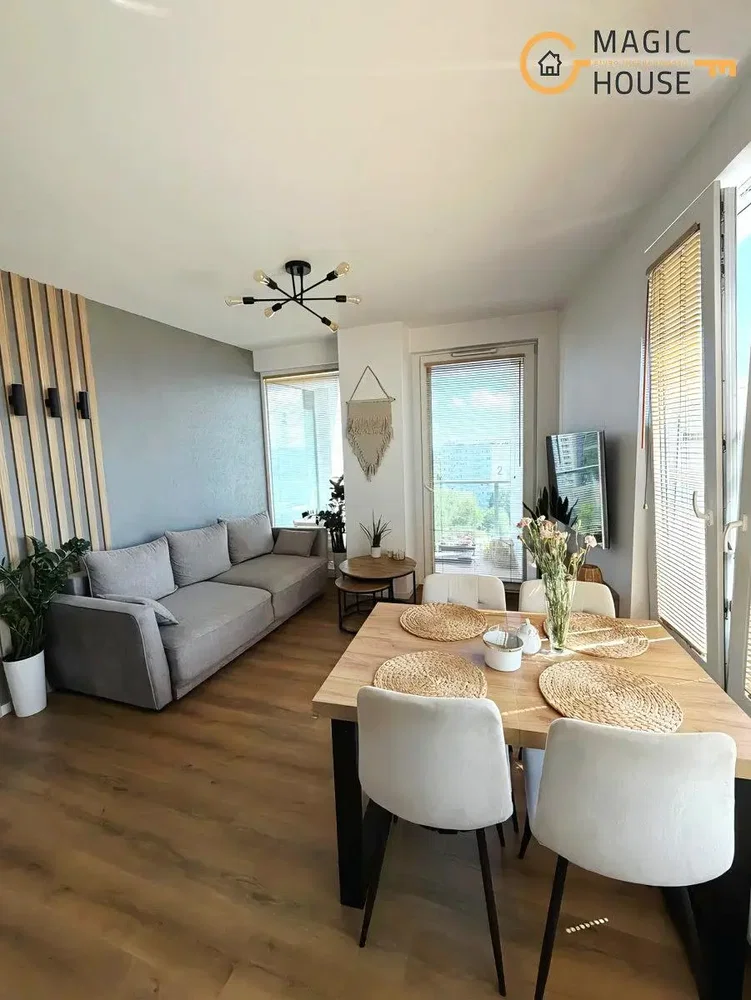 Oturma odası; doğal ışık, ahşap zemin, modern stil