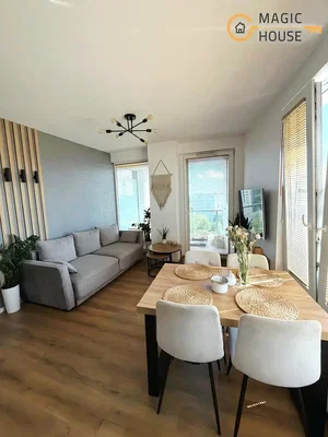 Oturma odası; doğal ışık, ahşap zemin, modern stil
