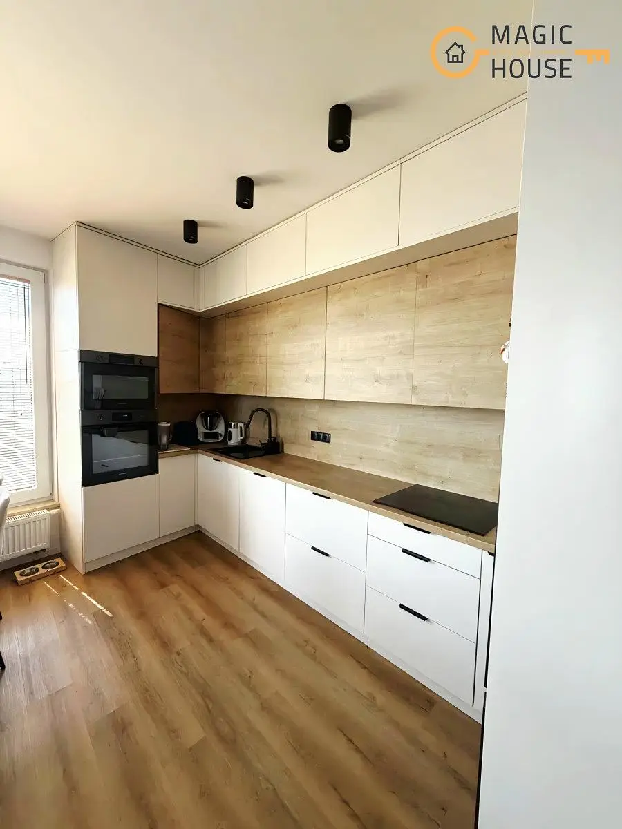 Mutfak; mutfak aletleri, ahşap zemin, doğal ışık, modern stil, tadilatlı