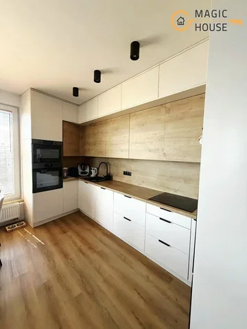 Mutfak; mutfak aletleri, ahşap zemin, doğal ışık, modern stil, tadilatlı
