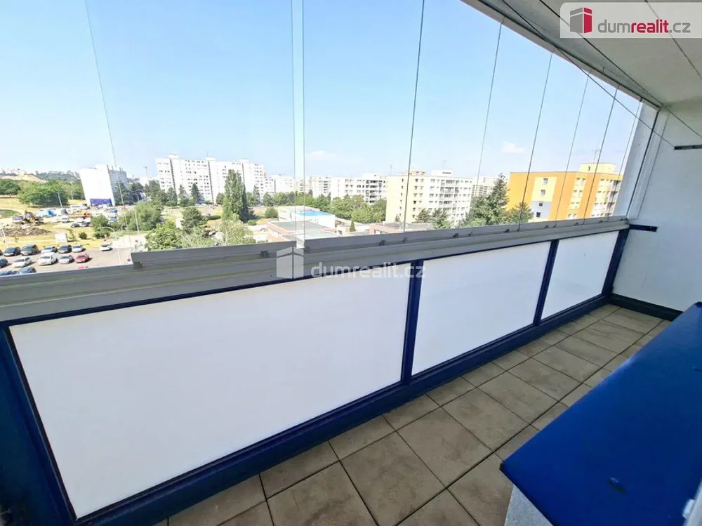 Balkon; dlažba, výhled
