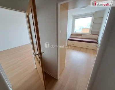 Ložnice; dřevěná podlaha, přirozené světlo