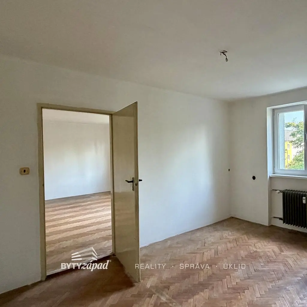 Ostale; drveni pod, prirodna svjetlost, potrebna renovacija