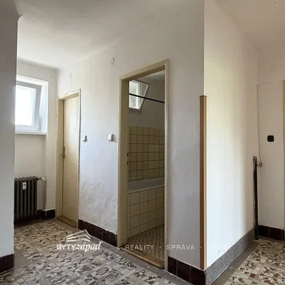 Garderoba; pločice, potrebna renovacija