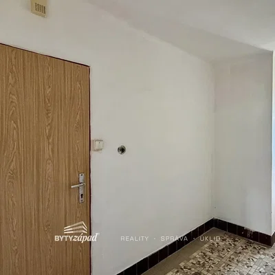 Ostale; potrebna renovacija, pločice