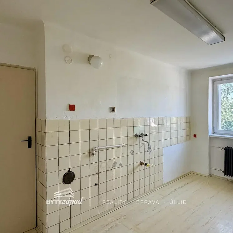 Kupaonica; potrebna renovacija, pločice, prirodna svjetlost