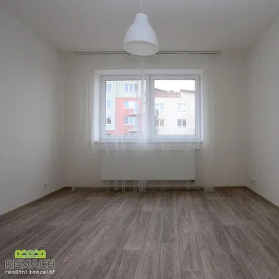 Sonstiges; holzboden, tageslicht, renovierungsbedürftig