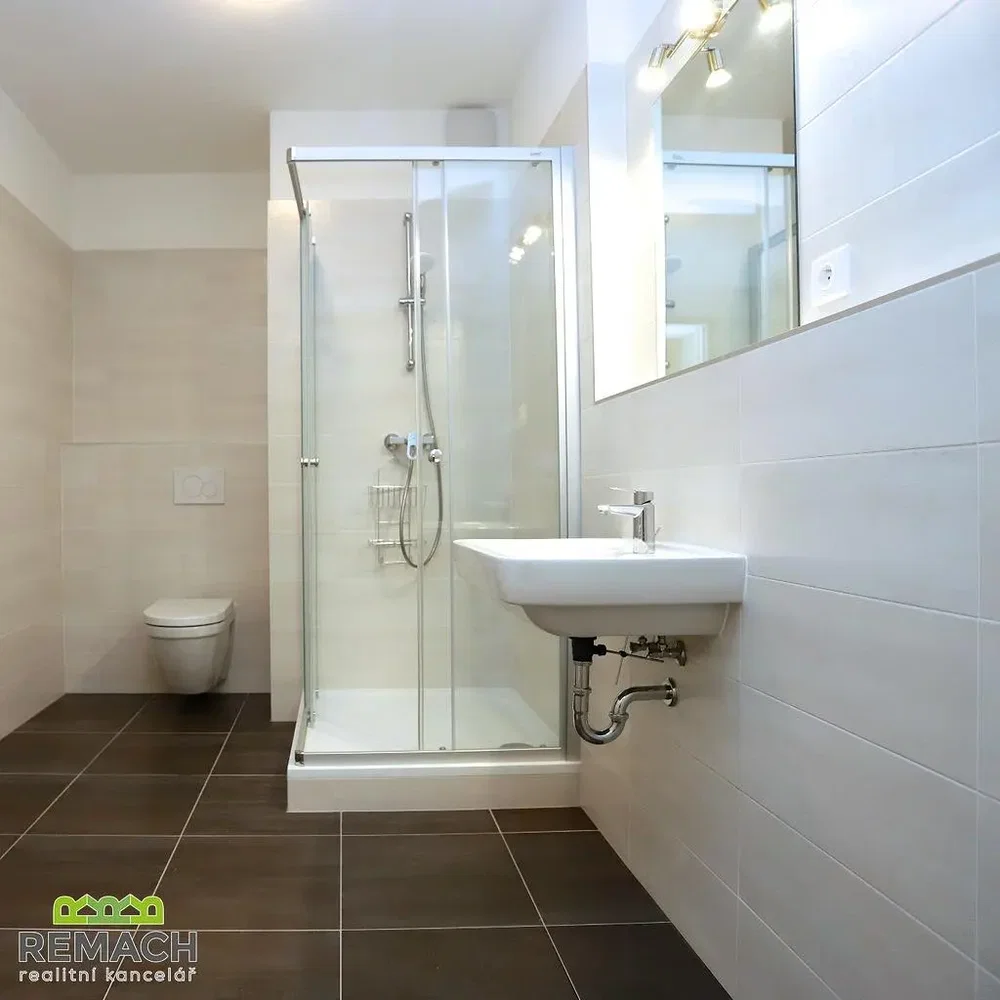 Badezimmer; fliesenboden, renoviert, tageslicht