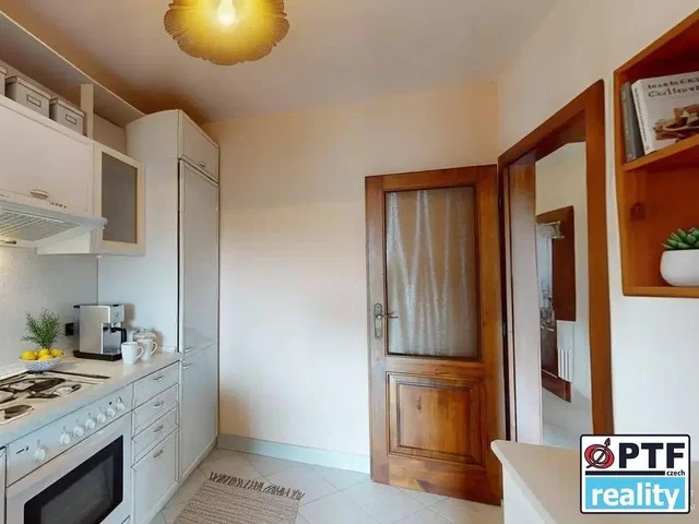 Κουζίνα; συσκευές κουζίνας, πλακάκια, φυσικό φως