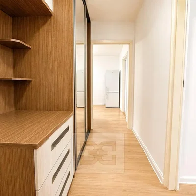 Garderobe; holzboden, renoviert, tageslicht