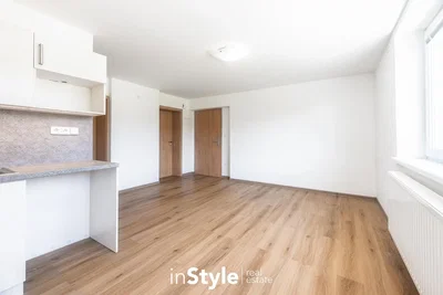 Wohnzimmer; holzboden, tageslicht, renoviert